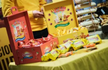 boxes of soreen cakes